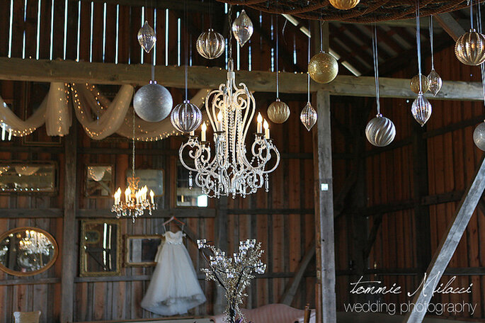 Lámpara elegante en la decoración de la boda. Foto: Photoflurry
