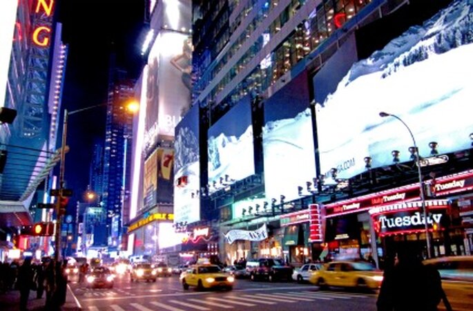 Manhattan bei Nacht. Flitterwochen in New York. Foto: Rainer Sturm / pixelio.de