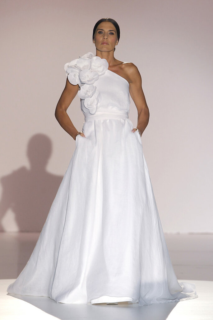 Vestidos de novia con escotes asimétricos, una tendencia must en 2015 - Foto Juana Martín