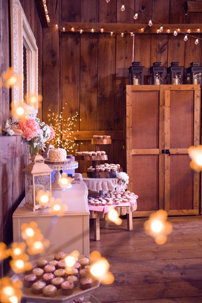  Des gâteaux disposés sur une table pour un mariage style champêtre - bohème - guirlandes guinguettes