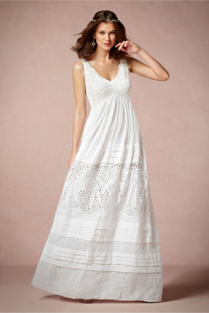 Vestido de novia 2014 con estilo hippie, cuello uve y textura calada en la falda - Foto BHLDN