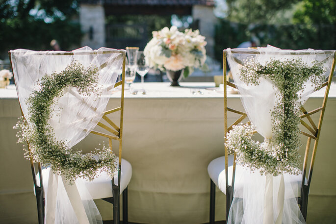 cadeira de casamento decorada com tule e letras feita de flores