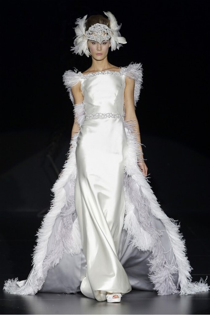 Las plumas son un detalle destacado en los vestidos de novia Isabel Zapardiez 2012