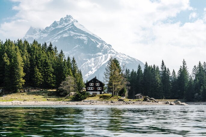 Alpen Haus am See mit Bergen im Hintergrund