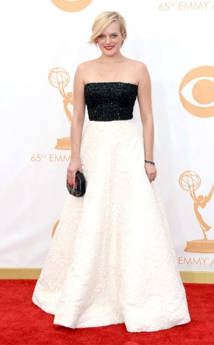 Elisabeth Moss luce un vestido Andrew Gn en los premios Emmy 2013 - Foto E! Online Facebook