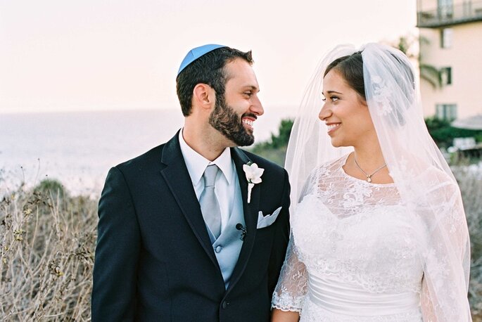 Photo: Braedon Photography couple de mariés juifs avec la kippa
