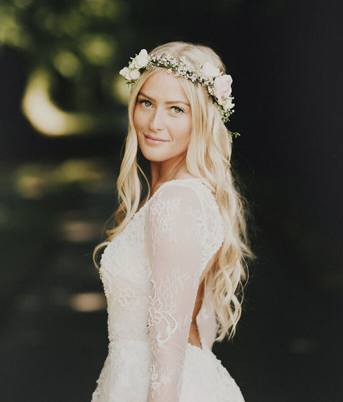 Noiva loira com cabelo ondulado, solto e coroa de flores
