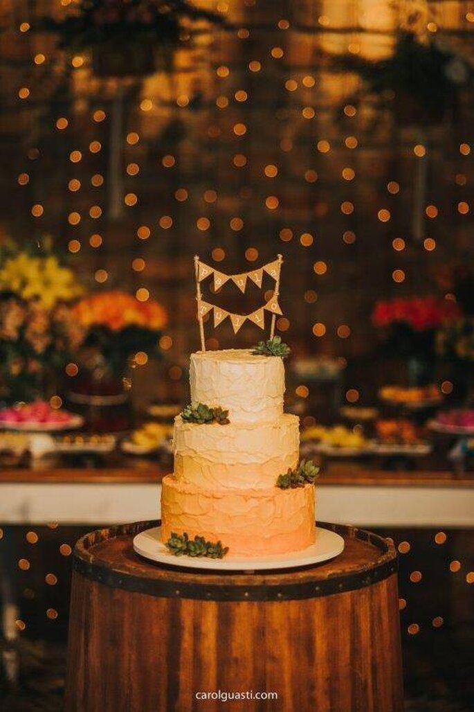 bolo de casamento colorido