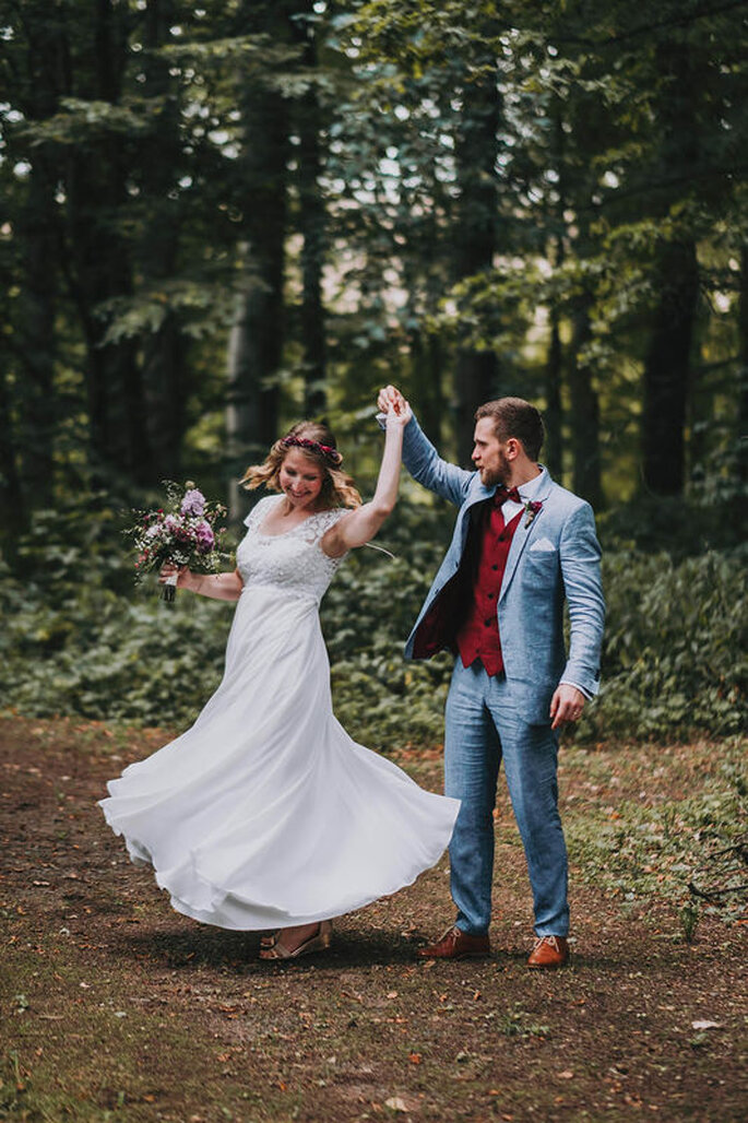 Ein Brautpaar tanzt beim Shooting im Wald.