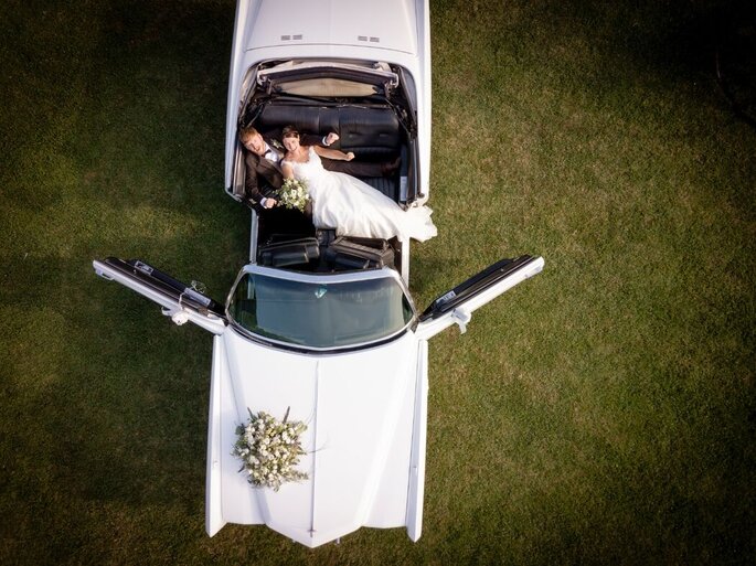 Sposi sdraiati in auto da drone