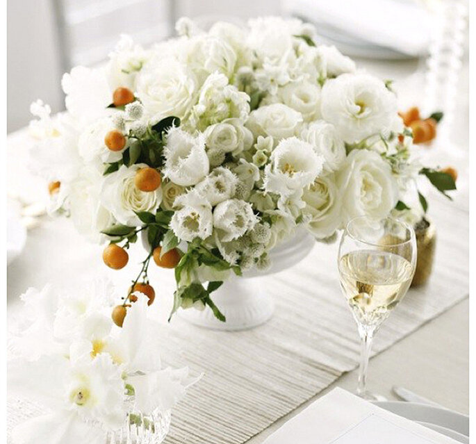 Majestuosos centros de mesas con grandes arreglos florales. Foto: Belathée