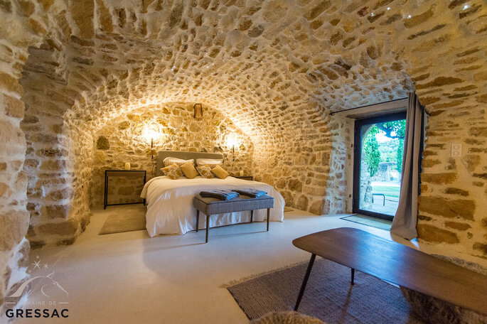 Chambre pour les invités aménagée dans les vieilles pierres provençales au Domaine de Gressac