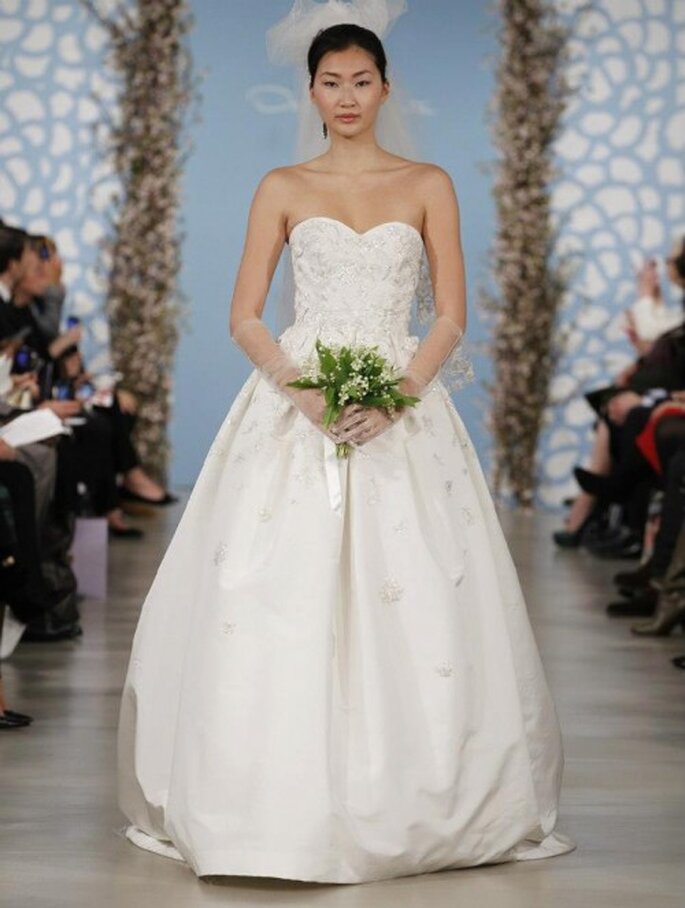 Robe de mariée blanche coupe princesse avec imprimés sur la jupe et le bustier - Photo Oscar de la Renta