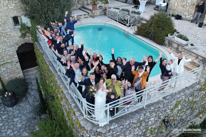 Photo de groupe pour un mariage au Domaine du Clos d'Hullias