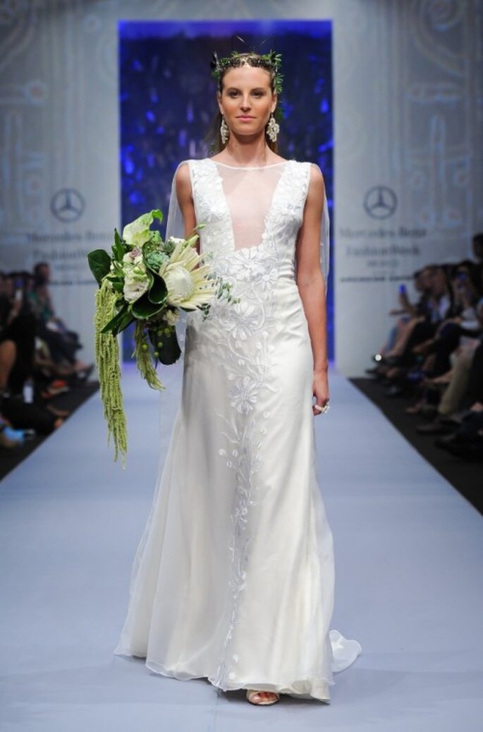 Vestido de novia 2014 en color blanco con bordados de flores en el mismo tono y transparencias - Foto Mercedes Benz Fashion Week México