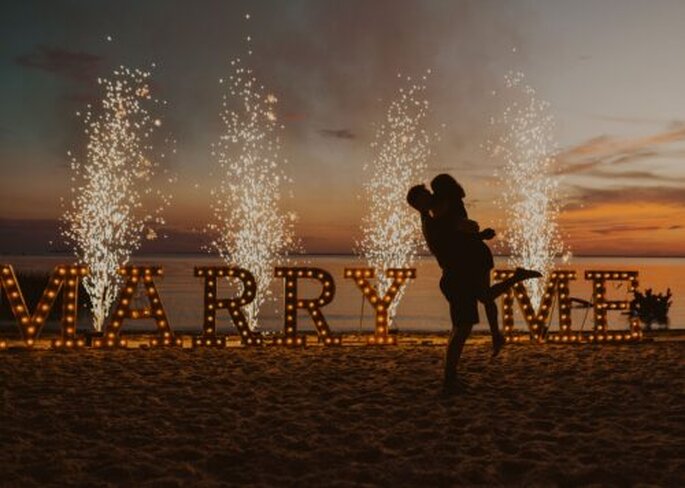 Marry Me Buchstaben am Strand Heiratsantrag