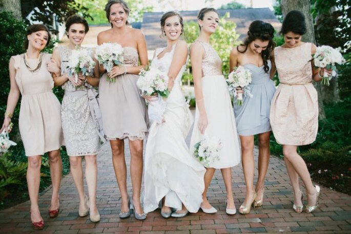 Para marcar tendencia, nada mejor que colores neutros en los vestidos de tus damas - Foto Michelle Lyerly