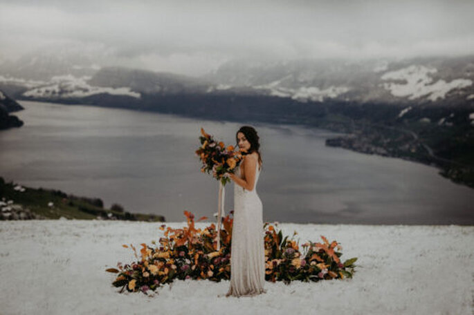 Braut vor Schneekulisse mit Blumen