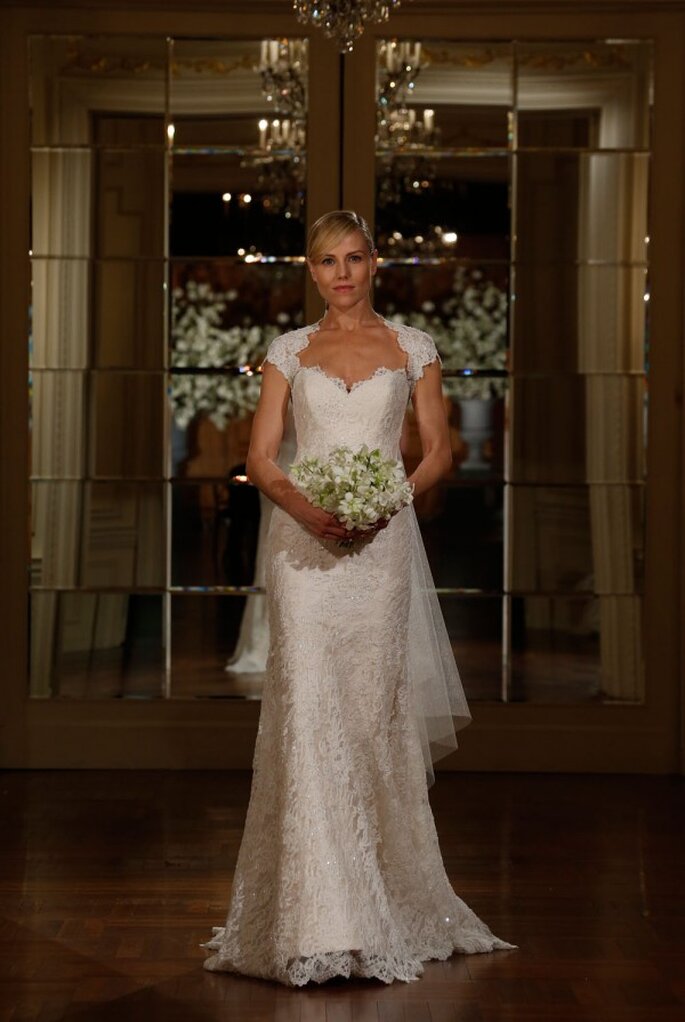Vestido de novia con silueta columna plagada de hermosos bordados con encaje - Foto Romona Keveza