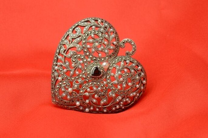 Corazón en plata y marquesitas con un pequeño rubino en el centro by Vintage López-Linares 
