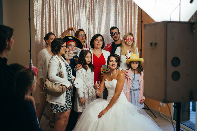 la mariée et ses invités devant un Photo Booth