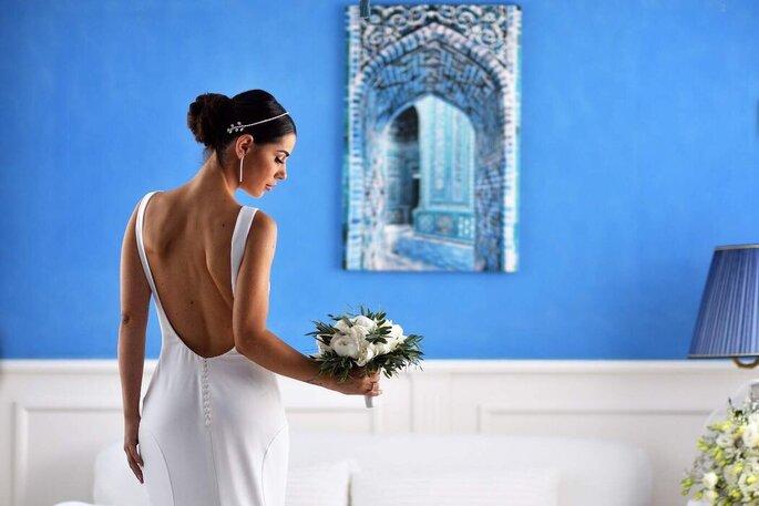 sposa bianca su parete azzurra