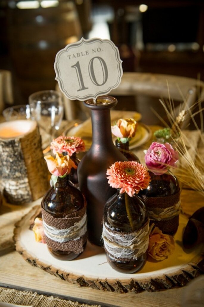 Decoración de boda con botellas avejentadas - Foto Amber French Photography