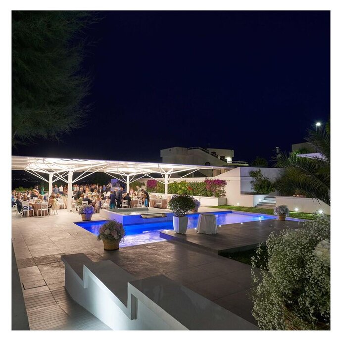 Villa Balke, terrazza con pavimentazione in pietra bianca e piscina