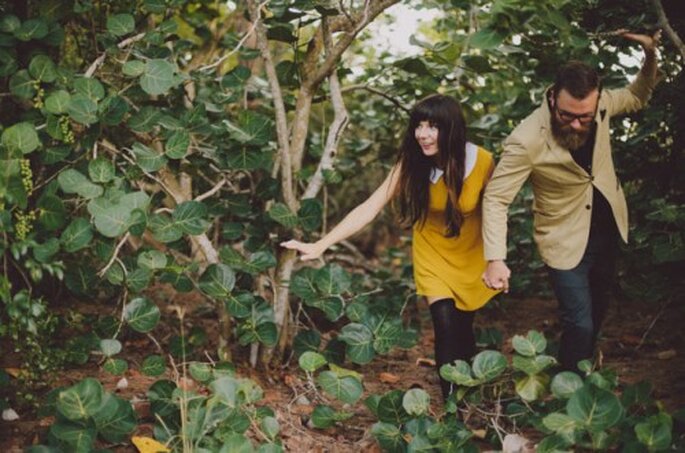 Sesión de fotos pre boda en el bosque inspirada en Wes Anderson - Foto Alyssa Shrock