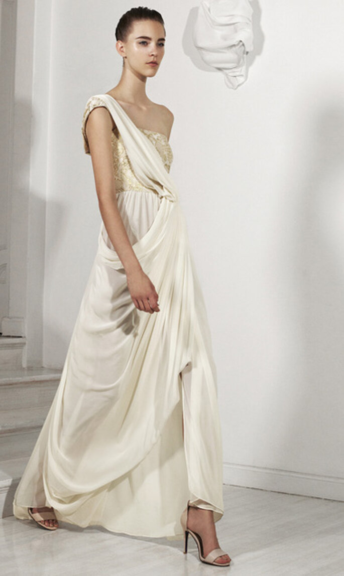 Vestido de novia largo con estilo griego y detalle metálico en la parte superior
