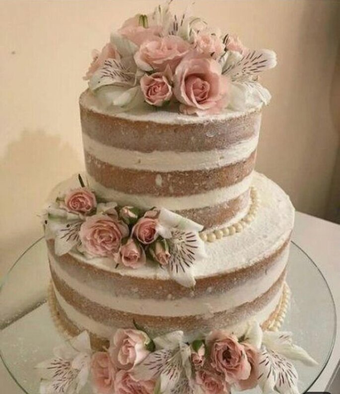 wedding cake rosa a due piani con fiori