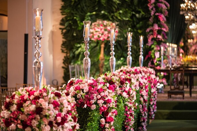 Cerimônia decorada em tons de rosa e candelabros de prata
