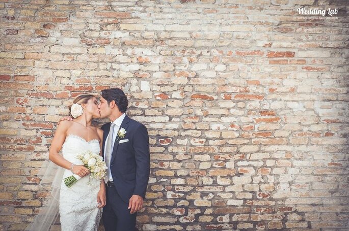 Wedding Lab - bacio sposi parete mattoni