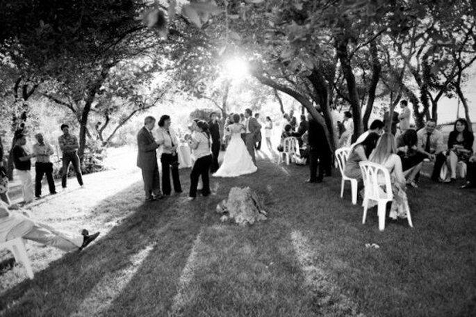 Profiter de ses invités le jour de son mariage oui, mais pas forcément en faisant le serre-pinces pendant tout le cocktail ! - Photo : Nuno Palha