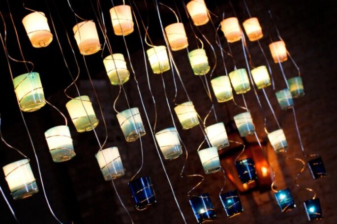 Decoración con candelabros individuales colgantes. Foto: Art de Vie