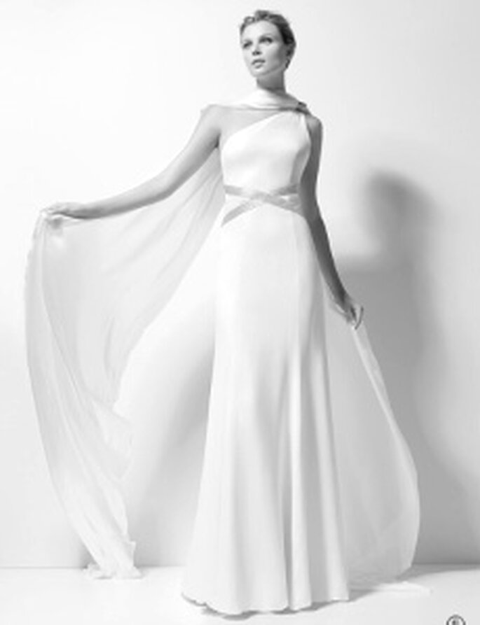 Karl Lagerfeld 2010 - Xenobia, langes Kleid mit Saum aus Seidengaze, hohe Taille, überkreuzter Seidengürtel, asymmetrischer Ausschnitt