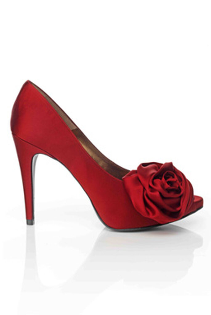 Zapato en tono rojo con detalle de flor en raso