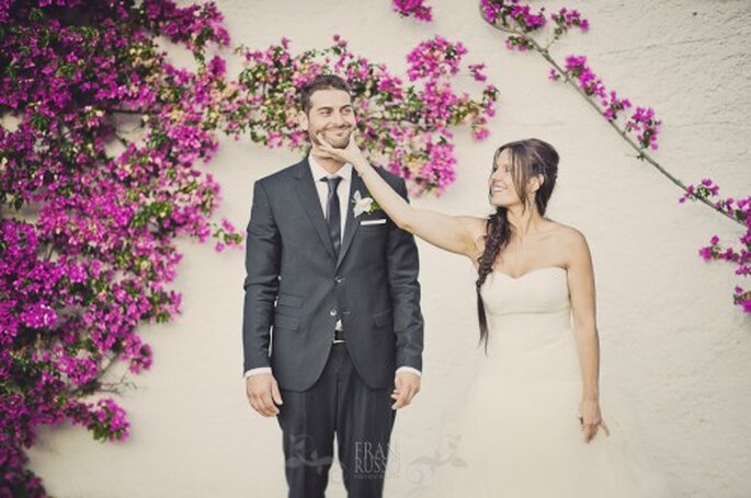 Recien casados posando entre bugambilias - Foto: Fran Russo