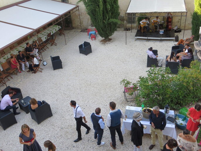 Cocktail de mariage dans la cour du Domaine de Christin