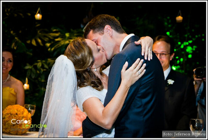 O beijo apaixonado cela a união dos noivos. Foto: Carlos Leandro