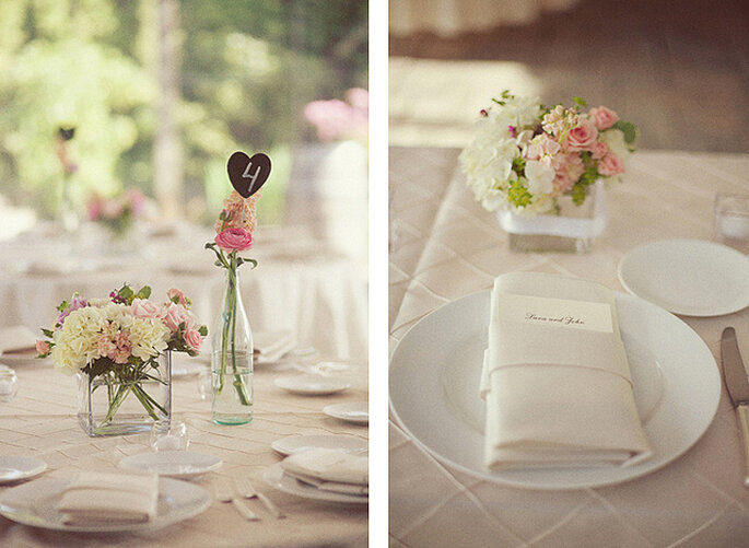 Una vajilla sencilla, floreros pequeños y detalles personalizados para una decoración encantadora en las mesas. Foto: One Love Photo