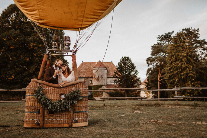 Des mariés dans une montgolfière - Manoir de Vacheresses 