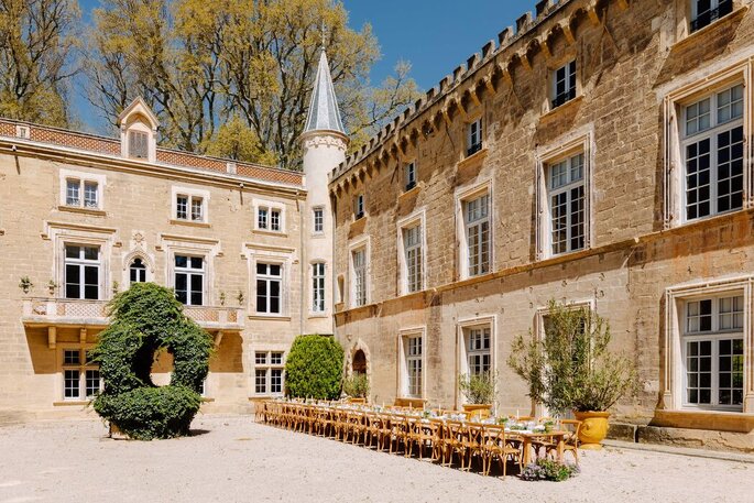 Cour d'honneur d'un château provençal pour un mariage