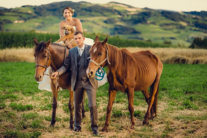 photo des mariés avec des chevaux et leur chien 