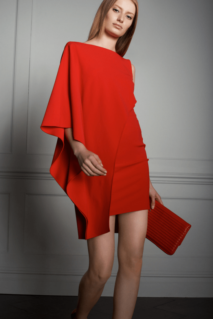 Vestido de fiesta corto en color rojo con mangas asimétricas - Foto Elie Saab