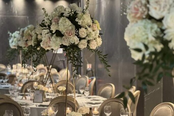 centres de tables roses blanches pour mariage