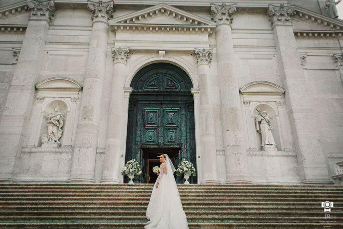 scalinata chiesa, sposa e ingresso allestimento floreale in vaso