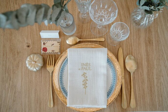 Une table de mariage raffinée : jolie vaisselle et serviette de table au nom des mariés