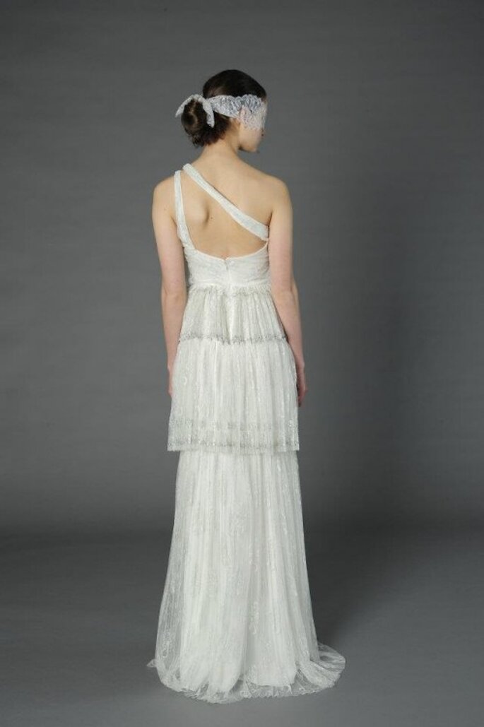 Elegantes vestidos de novia 2013 con escote en la espalda - Foto Douglas Hannant Facebook