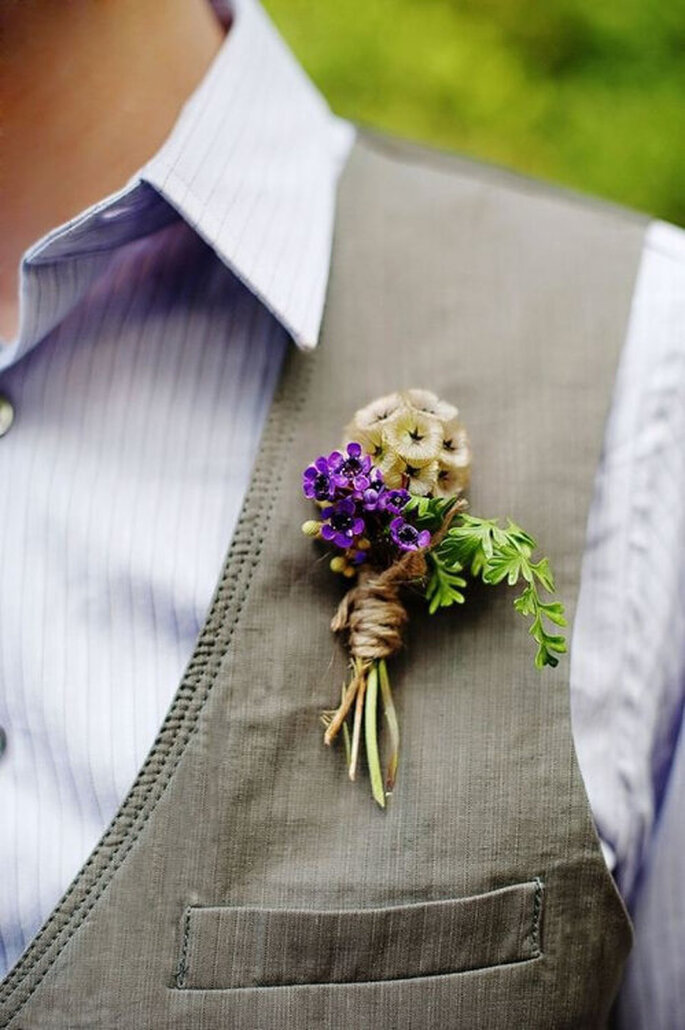 botonier con pequeñas flores silvestres atadas en un cordel para novio en boda estilo rustico
